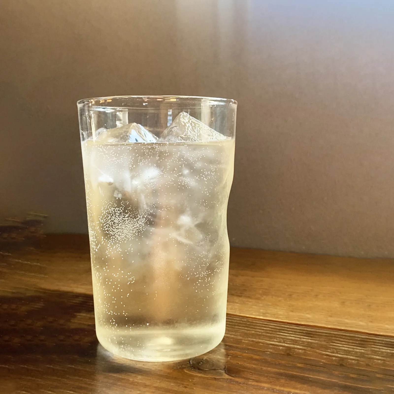 暑さ吹き飛ぶ!炭酸水で作る、ひんやり国産ハーブティー